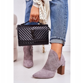 Durchbrochene Stiefel auf einem grauen Michelle-Pfosten beige braun 1