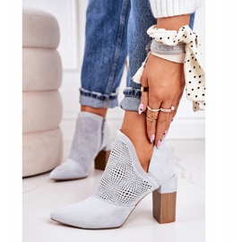 Durchbrochene Stiefeletten auf einer Säule Hellgrau Michelle 2