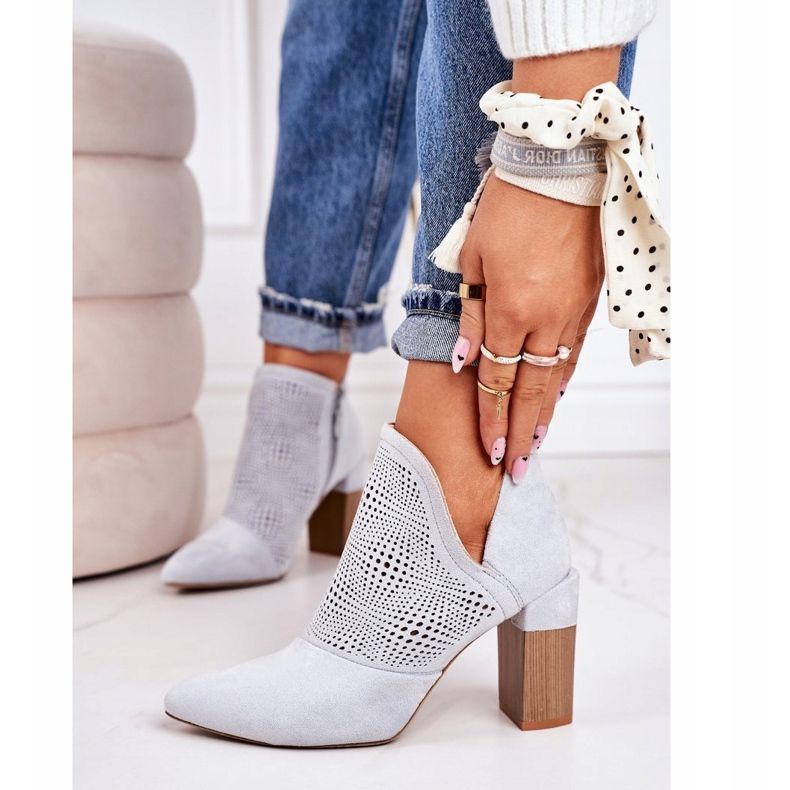 Durchbrochene Stiefeletten auf einer Säule Hellgrau Michelle 2
