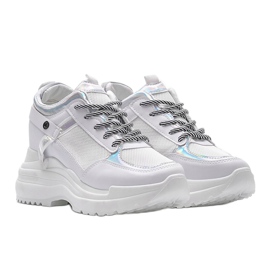 Weiße Sneaker auf dicker Johans Sohle 1