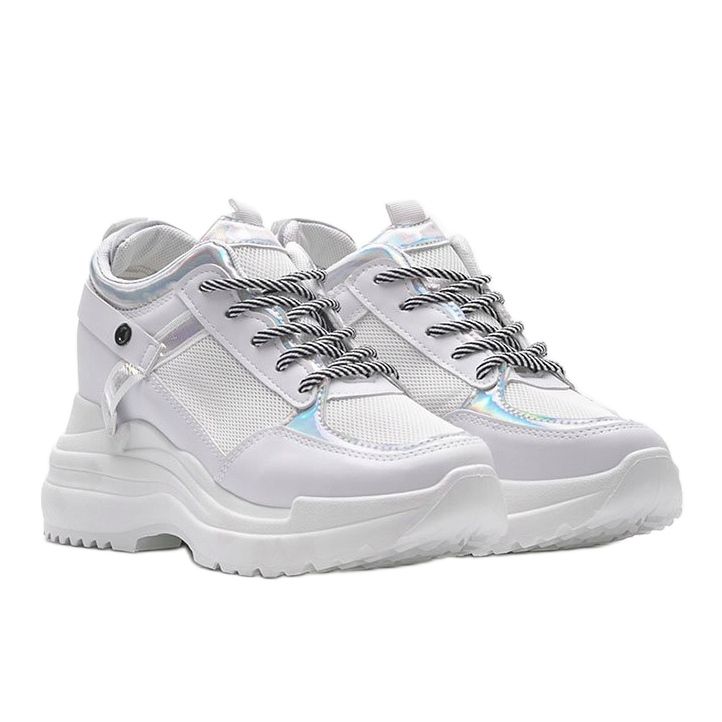 Weiße Sneaker auf dicker Johans Sohle 1