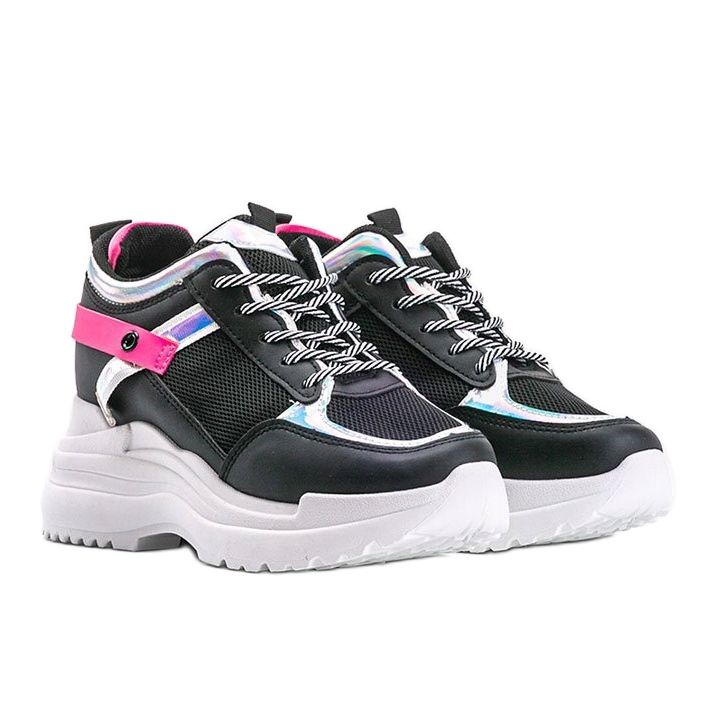 Schwarze Sneaker auf dicker Johan-Sohle 1