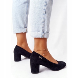 Wildleder Pumps auf einem schwarzen Sergio Leone Bar 1