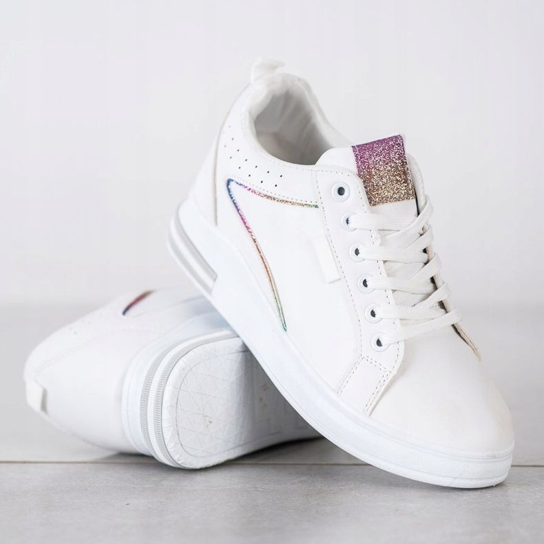 SHELOVET Weiße Schuhe mit verstecktem Keil 1