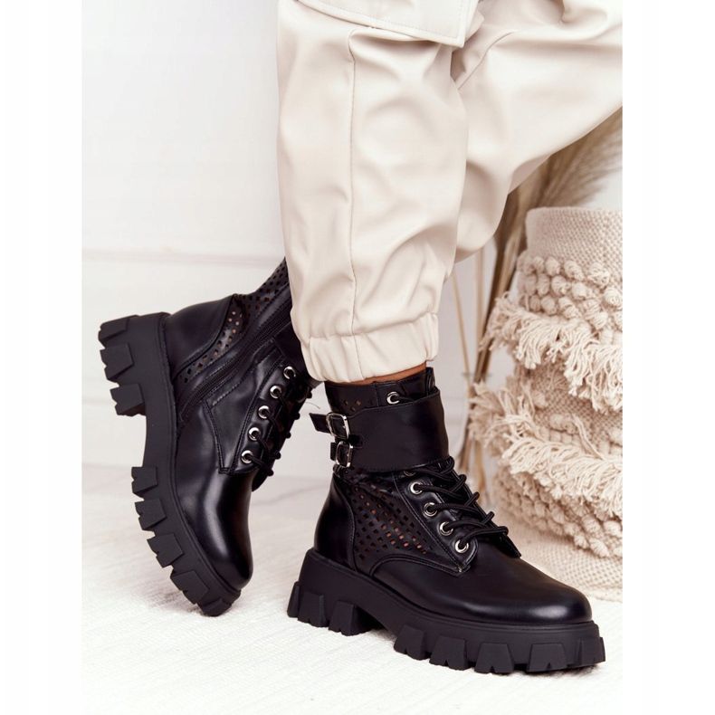 FB2 Arbeiter mit durchbrochenen Stiefeln auf der schwarzen, weggeblasenen Plattform 2