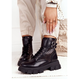 FB2 Arbeiter mit durchbrochenen Stiefeln auf der schwarzen, weggeblasenen Plattform 1