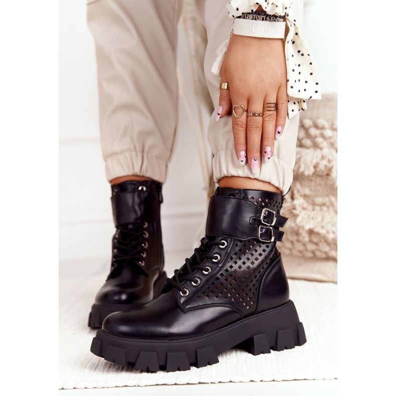 FB2 Arbeiter mit durchbrochenen Stiefeln auf der schwarzen, weggeblasenen Plattform 1