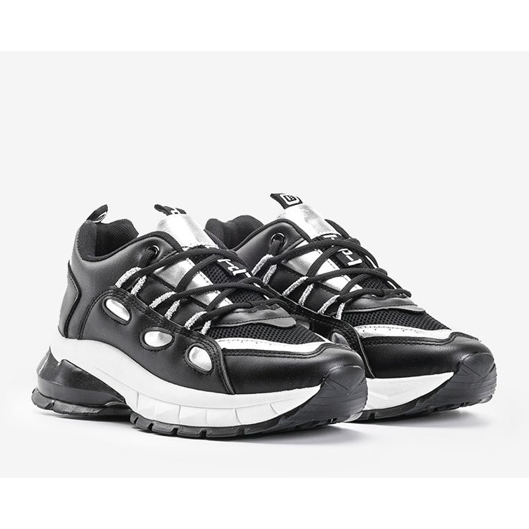 Schwarze Sneaker mit silbernen Guadalupe-Einsätzen 1