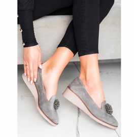 Elegante Herren mit VINCEZA Dekoration grau 1