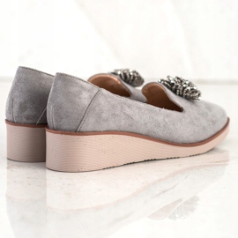 Elegante Herren mit VINCEZA Dekoration grau 2