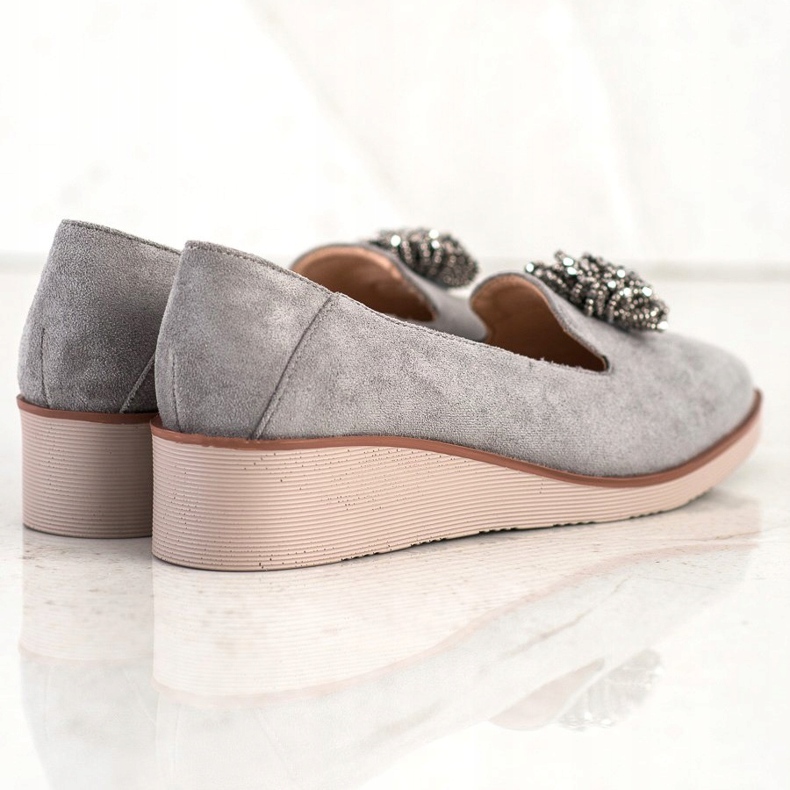 Elegante Herren mit VINCEZA Dekoration grau 2