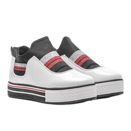 Weiß lackierte Sneaker von Kaitlynn 1