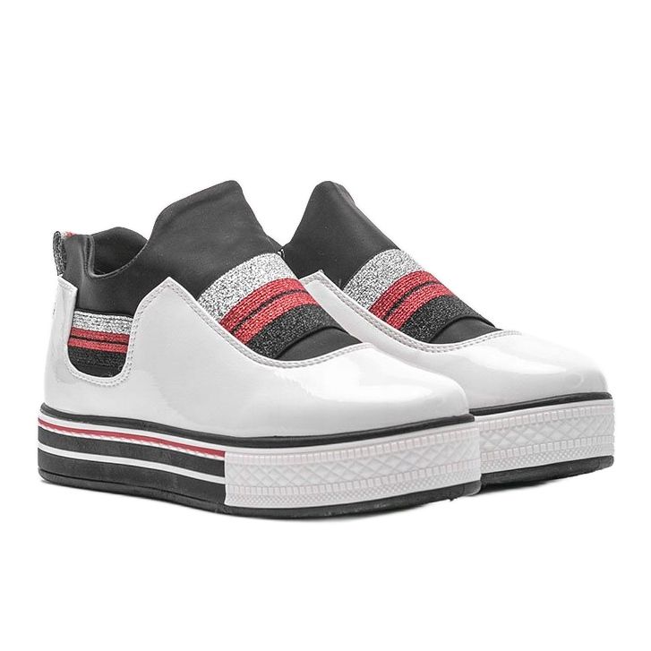 Weiß lackierte Sneaker von Kaitlynn 1