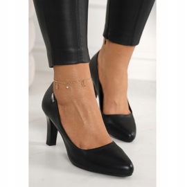 PJ1 Klassische schwarze Eleanor Pumps an einer Bar 3