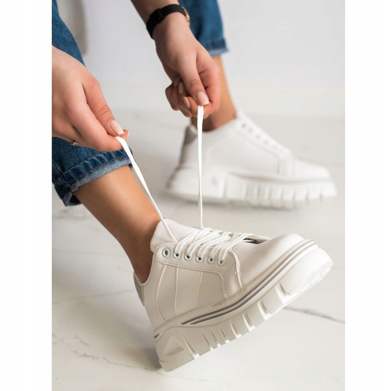 SHELOVET Weiße Turnschuhe auf der Plattform 1