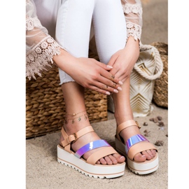 Weide Sandalen auf der Plattform mit Holo-Effekt beige 2