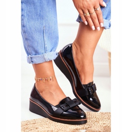 Vinceza Damen-Brogues auf schwarz lackierten Wedges Milona 1