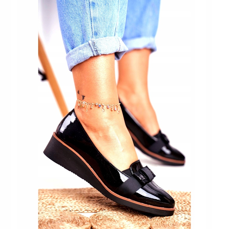 Vinceza Damen-Brogues auf schwarz lackierten Wedges Milona 3