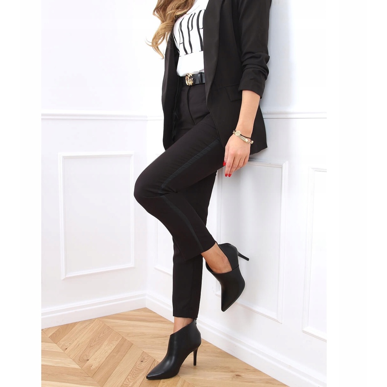 Schwarze Stiefel an einer Nadel ausgeschnitten schwarz 9561 Schwarz 1