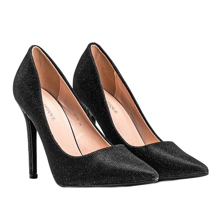 Schwarze glänzende Pumps auf Lilys Stilettoabsatz 1