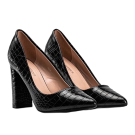 Schwarze Pumps auf einem Keely-Ökolederpfosten 1