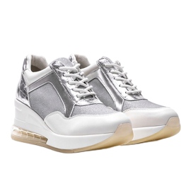 Weiße und silberne Sneakers auf dem Jimena Wedge 1