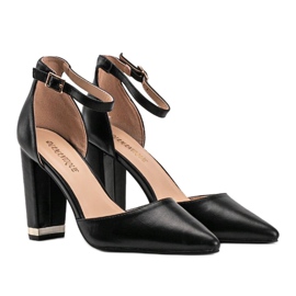 Schwarze Pumps am Kaelyn-Pfosten 1