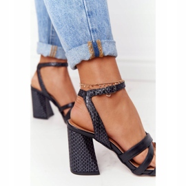 PV3 Ledersandalen auf einer Bar Schwarz Visconi 4400476 1