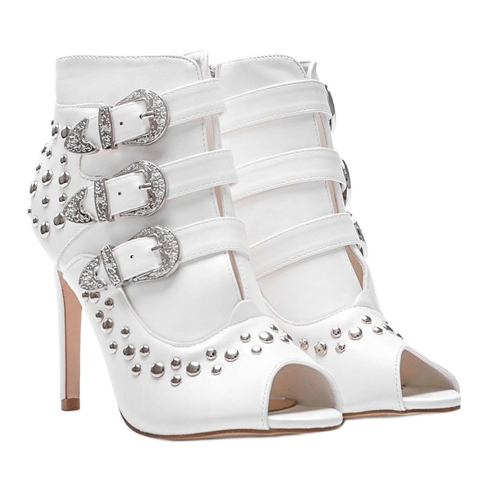 Weiße Pumps an der Ferse von Abigail 1