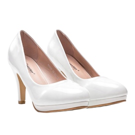 Weiße Pumps an Alisas Ferse 1