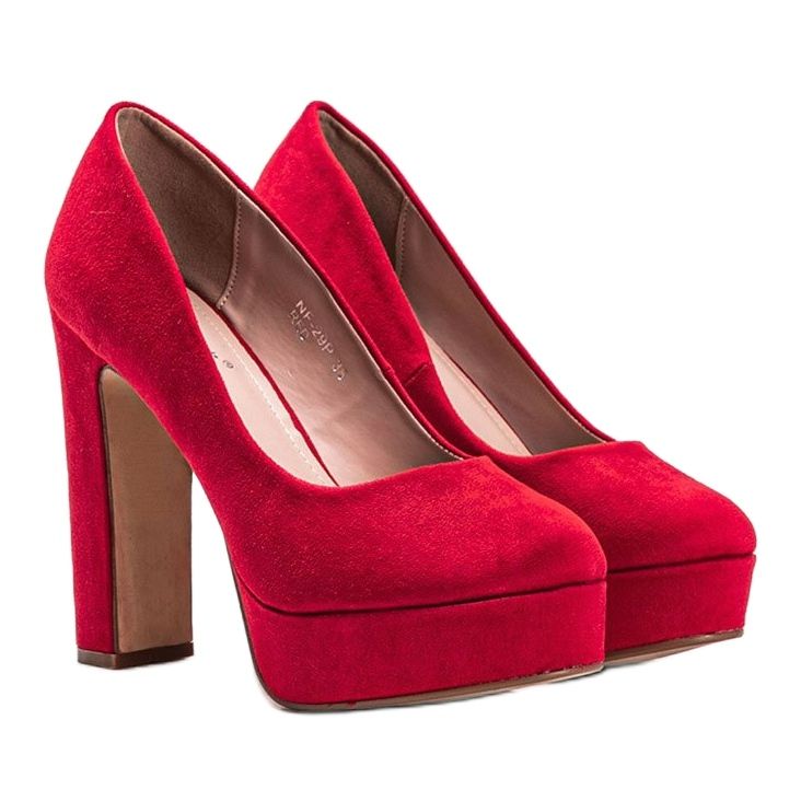 Rote High Heels auf Aishas Plateau 1