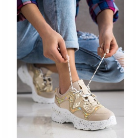 SHELOVET Sneakers mit dekorativer Plattform beige golden 1