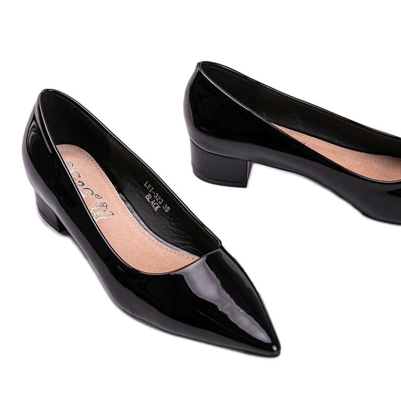 Schwarze Pumps lackiert auf einem Anabel-Block 2