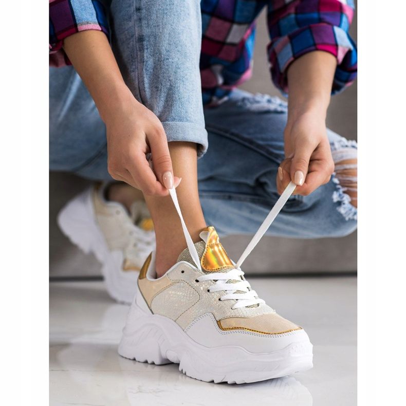 Weide Sneakers aus Öko-Leder mit Schlangenmuster weiß golden 2