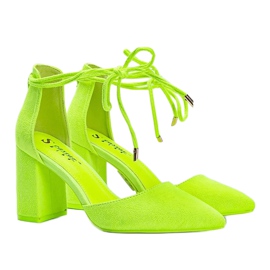 Gelbe Schnürpumps am Macey-Pfosten 1