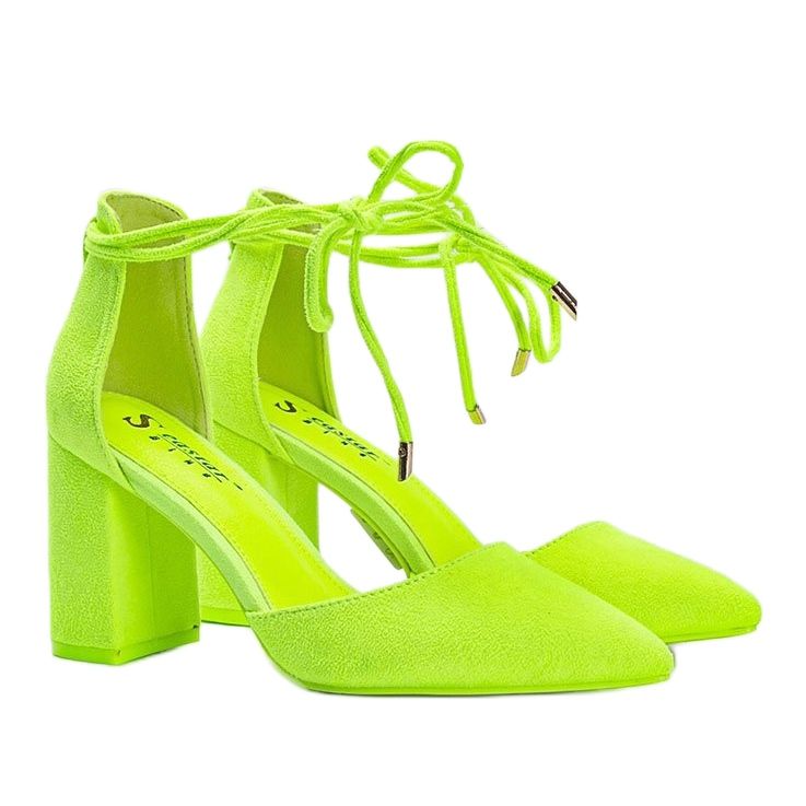 Gelbe Schnürpumps am Macey-Pfosten 1