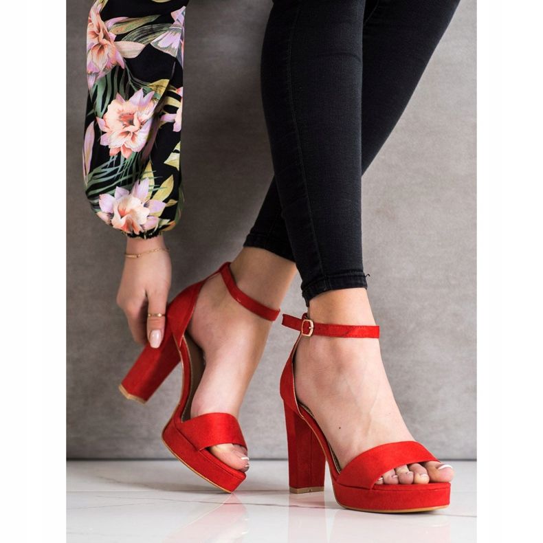 Weide Rote Sandalen auf einer Bar 1