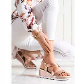 Weide Glänzende Keilsandalen golden 1