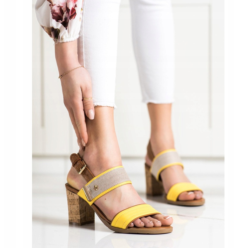 Evento Bequeme Sandalen an einer Bar braun gelb 1