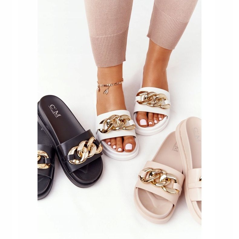 Hausschuhe auf der Plattform mit einer weißen Kette Urlaub golden 1