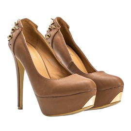 Beige Plateau-Pumps mit Breonna-Nieten 2