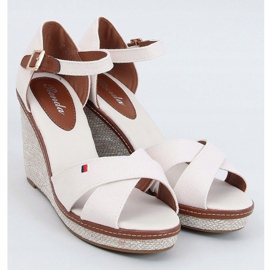 Sandalen auf einem beigen Keil BL-70 Beige 1