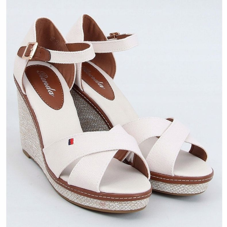 Sandalen auf einem beigen Keil BL-70 Beige 1