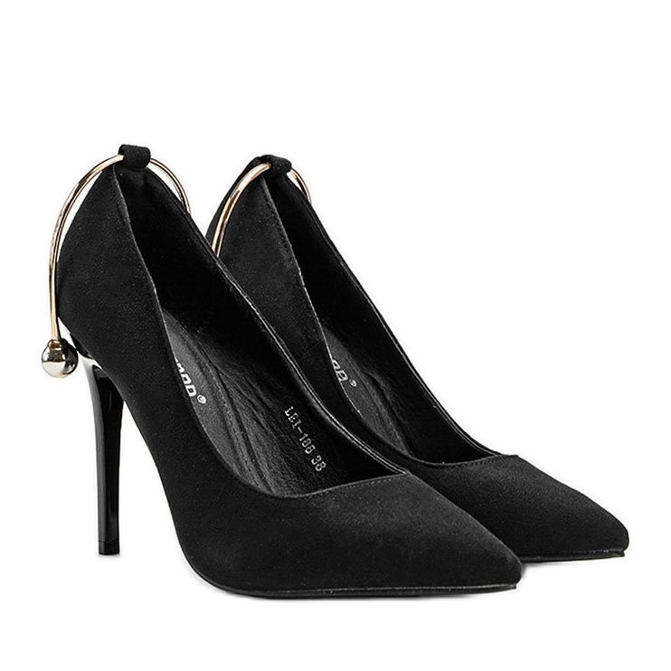 Schwarze Pumps an einer Anstecknadel mit Christine Schmuck golden 1