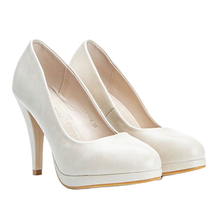 Beige Kunstleder-Pumps auf der Liana-Plattform 1