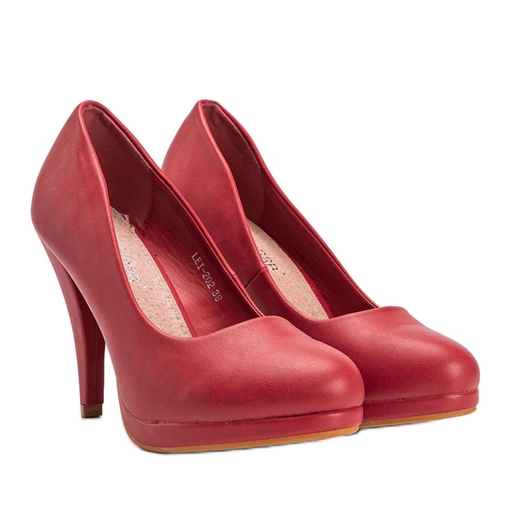 Rote Kunstleder-Pumps auf der Liana-Plattform 1