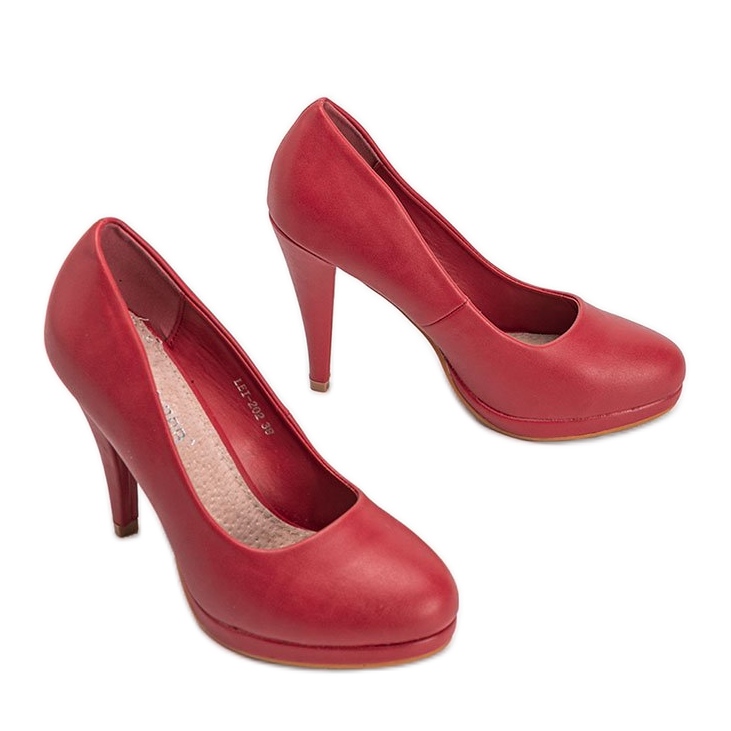 Rote Kunstleder-Pumps auf der Liana-Plattform 2