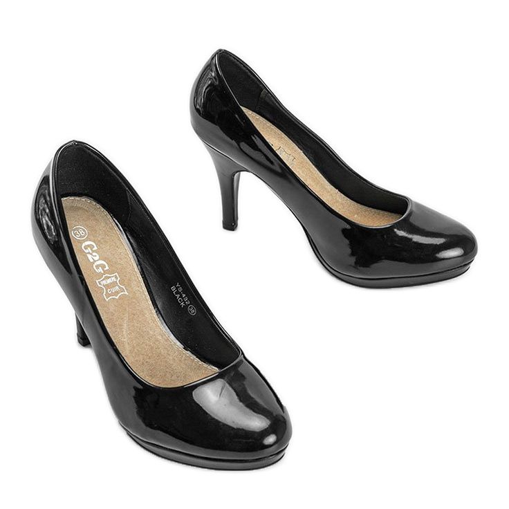 Schwarze Pumps lackiert auf der Lilian-Plattform 1