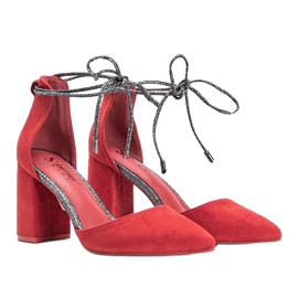 Rote gebundene Pumps am Eliza-Pfosten 1