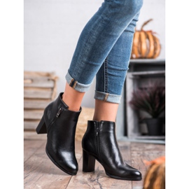 W. Potocki Schwarze Stiefel auf High Heels 1